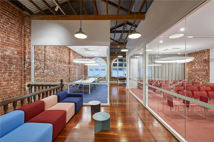 國外創(chuàng)意語言培訓中心設計  EF新國際語言中心裝修設計方案