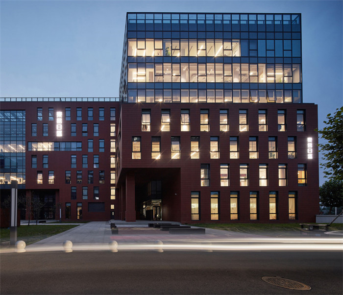 大型裝飾集團辦公樓外觀設計方案