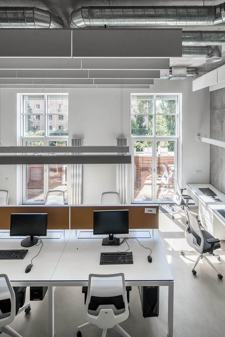 烏克蘭極簡黑白灰辦公室裝修設計案例賞析 烏克蘭極簡黑白灰辦公室裝修設計案例賞析