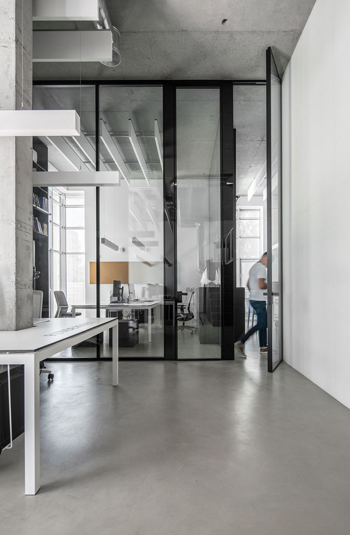 烏克蘭極簡黑白灰辦公室裝修設計案例賞析 烏克蘭極簡黑白灰辦公室裝修設計案例賞析