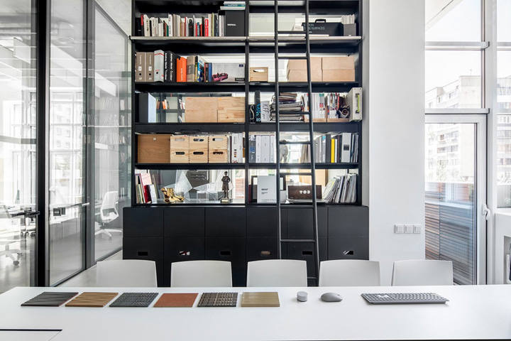 烏克蘭極簡黑白灰辦公室裝修設計案例賞析 烏克蘭極簡黑白灰辦公室裝修設計案例賞析