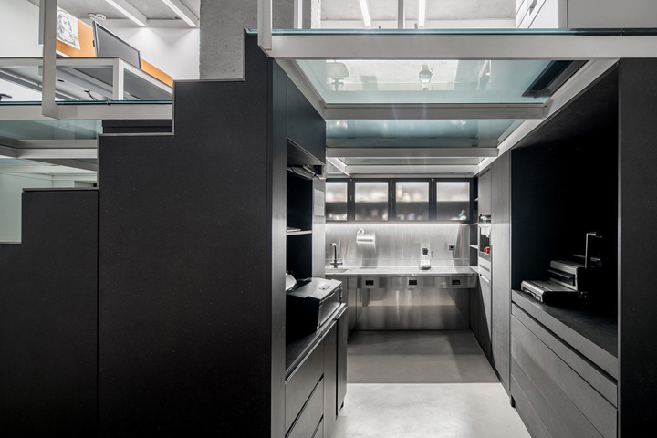 烏克蘭極簡黑白灰辦公室裝修設計案例賞析 烏克蘭極簡黑白灰辦公室裝修設計案例賞析