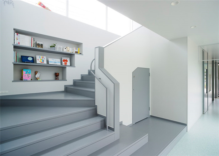 如家庭般溫馨的熊本幼兒園樓梯裝修設計效果圖