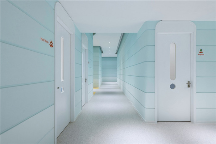 創(chuàng)意簡(jiǎn)約風(fēng)兒童鋼琴培訓(xùn)機(jī)構(gòu)走廊裝修設(shè)計(jì)效果圖