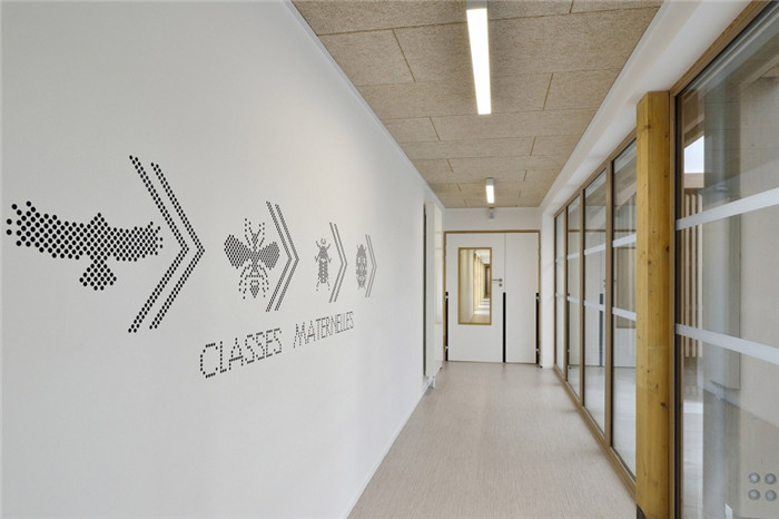 45°坡屋頂傳統特色木質幼兒園走廊裝修設計效果圖