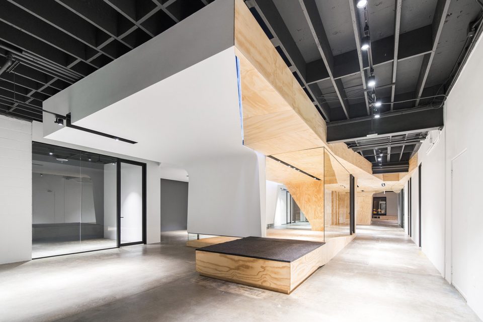 鄭州強(qiáng)烈空間對(duì)比辦公室裝修改造