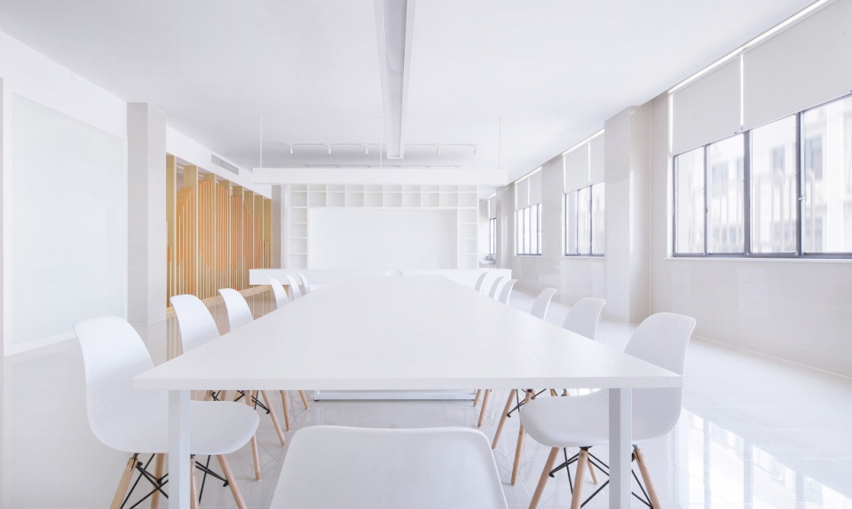 企業(yè)綜合辦公樓會(huì)議室裝修 企業(yè)綜合辦公樓會(huì)議室裝修