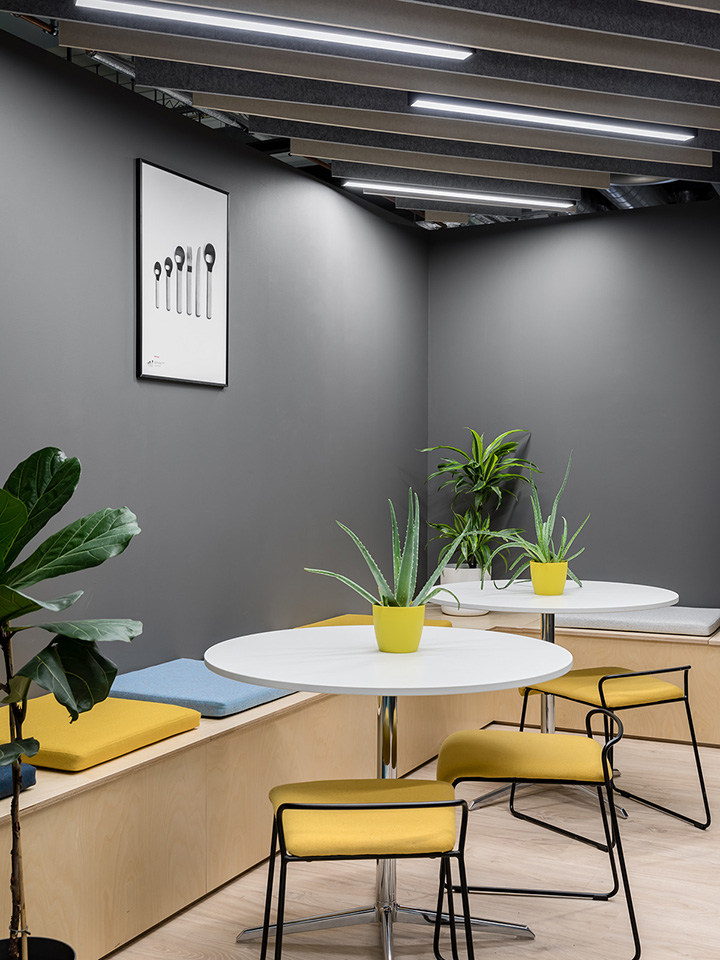 多彩時尚   知名游戲開發(fā)公司總部辦公室休閑區(qū)裝修設(shè)計方案