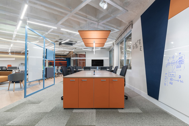 靈活時尚的國外家具公司辦公兼展廳裝修設計方案