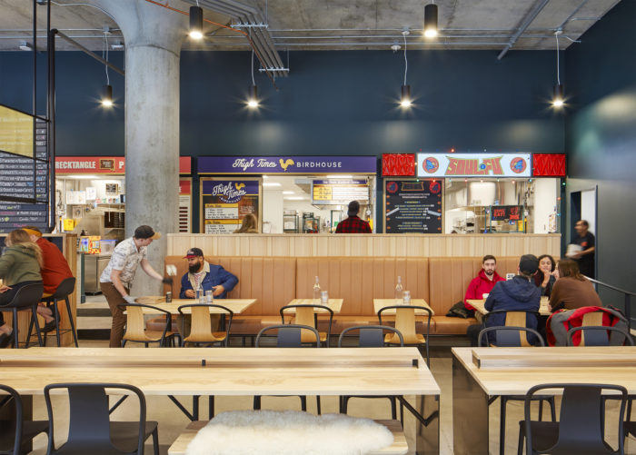 國外溫暖明亮的工業風美食廣場裝修設計實景圖 國外溫暖明亮的工業風美食廣場裝修設計實景圖