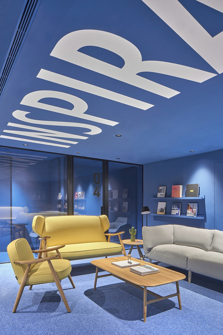 配色很驚艷的金融公司時尚辦公室裝修設計實景圖