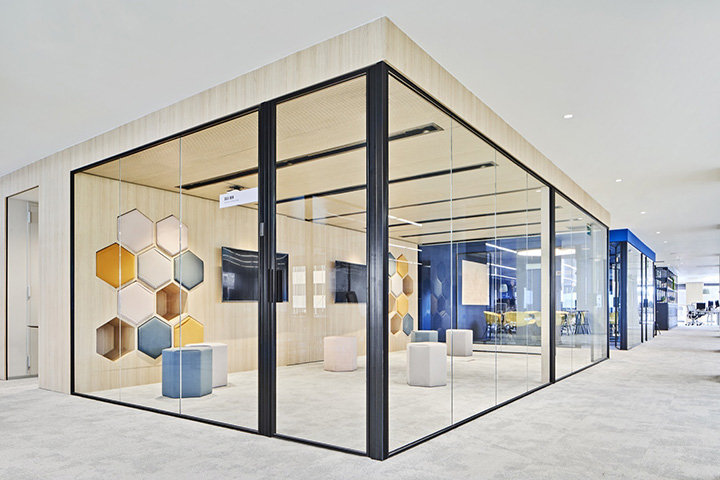 配色很驚艷的金融公司時尚辦公室玻璃隔斷裝修設計方案 配色很驚艷的金融公司時尚辦公室玻璃隔斷裝修設計方案