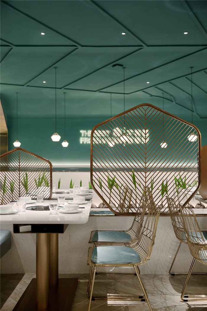 新潮火鍋店裝修設計  海南椰子雞火鍋店裝修設計方案 新潮火鍋店裝修設計  海南椰子雞火鍋店裝修設計方案