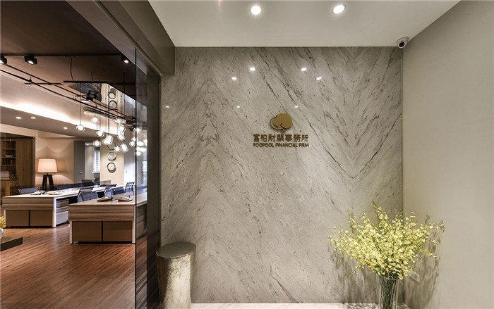 鄭州高端國際金融公司辦公室前臺背景墻裝修實景圖 鄭州高端國際金融公司辦公室前臺背景墻裝修實景圖
