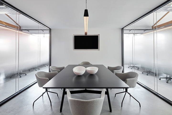 國外設計公司摩登工業風舊廠房改造辦公室會議室裝修設計方案 國外設計公司摩登工業風舊廠房改造辦公室會議室裝修設計方案