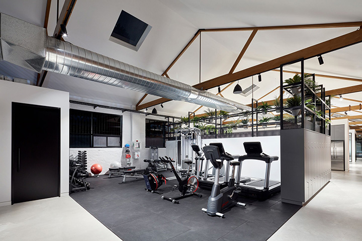 國外設計公司摩登工業風舊廠房改造辦公室健身區裝修設計方案 國外設計公司摩登工業風舊廠房改造辦公室健身區裝修設計方案