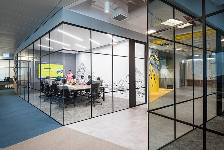 時尚多元化IT公司香港總部辦公室玻璃隔斷裝修設計方案 時尚多元化IT公司香港總部辦公室玻璃隔斷裝修設計方案