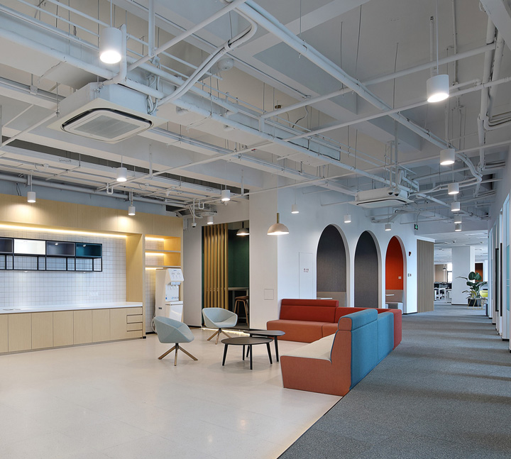 中國最大的在線理財教育機構辦公樓前臺休閑區裝修設計方案 中國最大的在線理財教育機構辦公樓前臺休閑區裝修設計方案