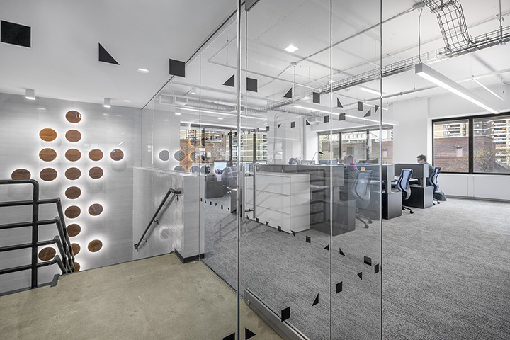 時尚靈動的財富商業雜志公司辦公室玻璃隔斷裝修設計方案 時尚靈動的財富商業雜志公司辦公室玻璃隔斷裝修設計方案