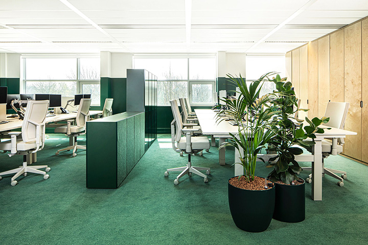 Aidsfonds如彩虹般絢爛的時尚辦公室敞開辦公區裝修設計方案 Aidsfonds如彩虹般絢爛的時尚辦公室敞開辦公區裝修設計方案