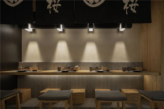 鄭州餐飲裝修公司分享70平日料店創(chuàng)意裝修設(shè)計(jì)方案 鄭州餐飲裝修公司分享70平日料店創(chuàng)意裝修設(shè)計(jì)方案