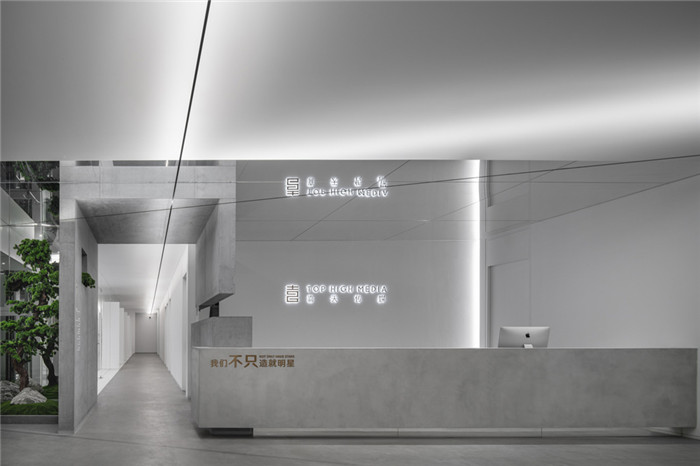 辦公樓一樓接待臺設計-超藝術的國內(nèi)知名經(jīng)紀影視公司辦公樓裝修設計方案