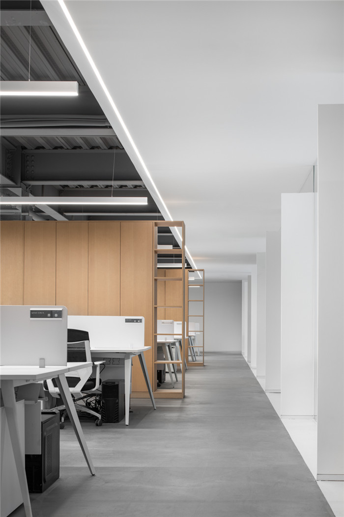 敞開辦公區(qū)裝修設計-超藝術的國內(nèi)知名經(jīng)紀影視公司辦公樓裝修設計方案