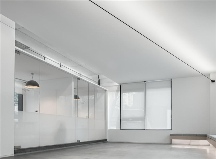 辦公樓空間隔斷設計-超藝術的國內(nèi)知名經(jīng)紀影視公司辦公樓裝修設計方案